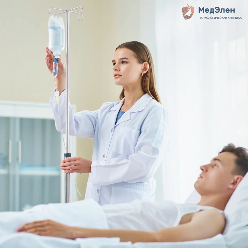 Врач ставит капельницу пациенту